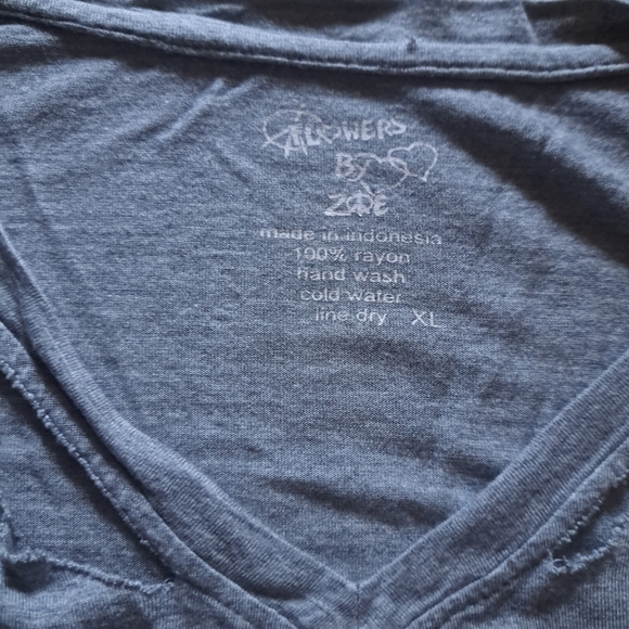 Flowers by Zoe Gray Rainbow Heart V-neck Distressed Shortsleeve Crop Top XL - Picture 8 of 10